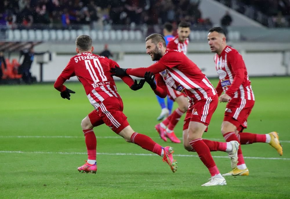 CFR Cluj și Craiova se bat pentru vedeta unui club din play-off! Internaționalul român mai este curtat de cluburi din străinătate_3