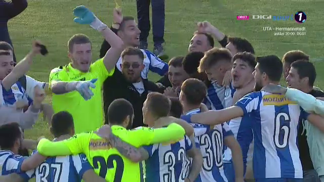 Imaginile bucuriei la Iași! Fanii au intrat pe teren, după fluierul final_4