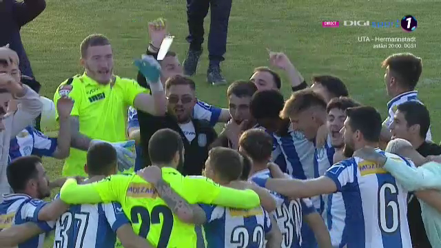 Imaginile bucuriei la Iași! Fanii au intrat pe teren, după fluierul final_5