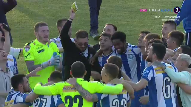 Imaginile bucuriei la Iași! Fanii au intrat pe teren, după fluierul final_7