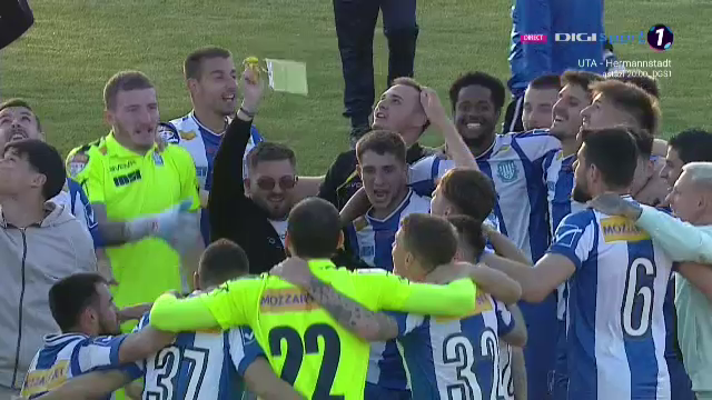 Imaginile bucuriei la Iași! Fanii au intrat pe teren, după fluierul final_9