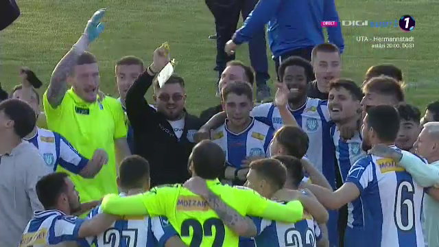 Imaginile bucuriei la Iași! Fanii au intrat pe teren, după fluierul final_10