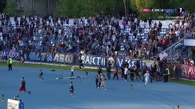Imaginile bucuriei la Iași! Fanii au intrat pe teren, după fluierul final_12