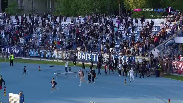 Imaginile bucuriei la Iași! Fanii au intrat pe teren, după fluierul final_13