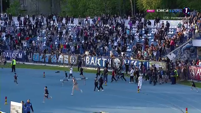 Imaginile bucuriei la Iași! Fanii au intrat pe teren, după fluierul final_14