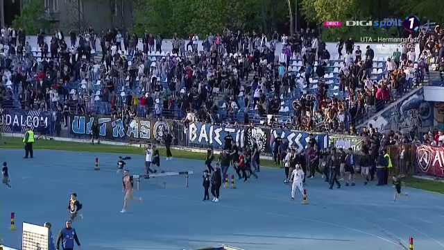 Imaginile bucuriei la Iași! Fanii au intrat pe teren, după fluierul final_15