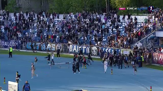 Imaginile bucuriei la Iași! Fanii au intrat pe teren, după fluierul final_16