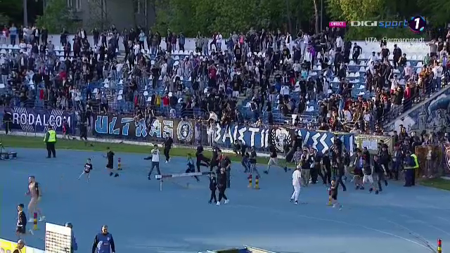 Imaginile bucuriei la Iași! Fanii au intrat pe teren, după fluierul final_18
