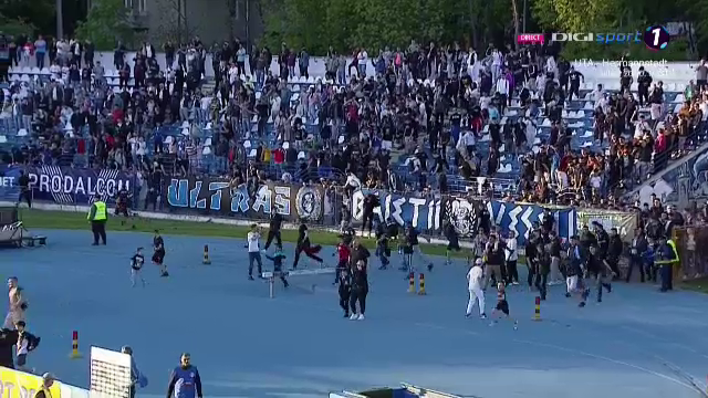 Imaginile bucuriei la Iași! Fanii au intrat pe teren, după fluierul final_19