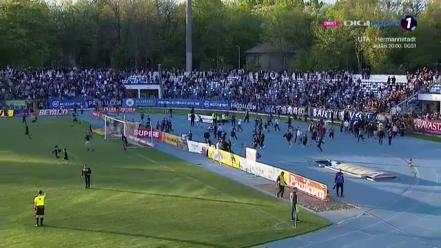 Imaginile bucuriei la Iași! Fanii au intrat pe teren, după fluierul final_20