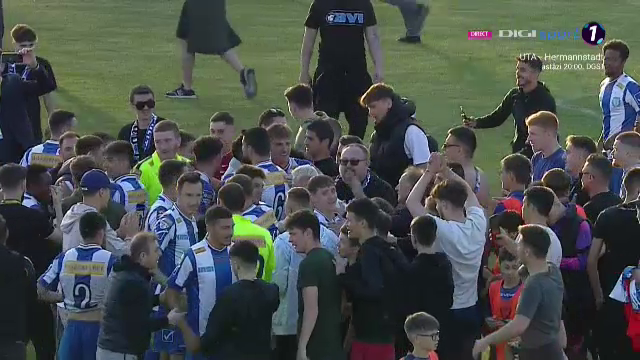 Imaginile bucuriei la Iași! Fanii au intrat pe teren, după fluierul final_25