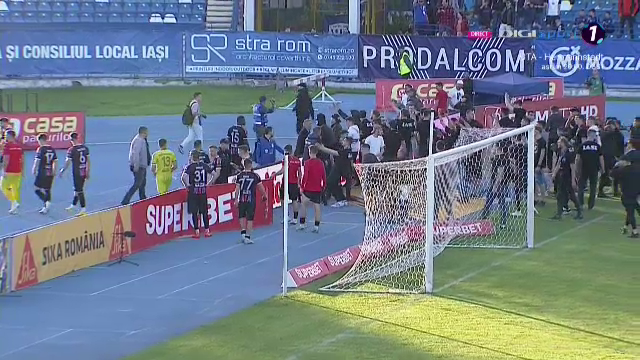 Imaginile bucuriei la Iași! Fanii au intrat pe teren, după fluierul final_36