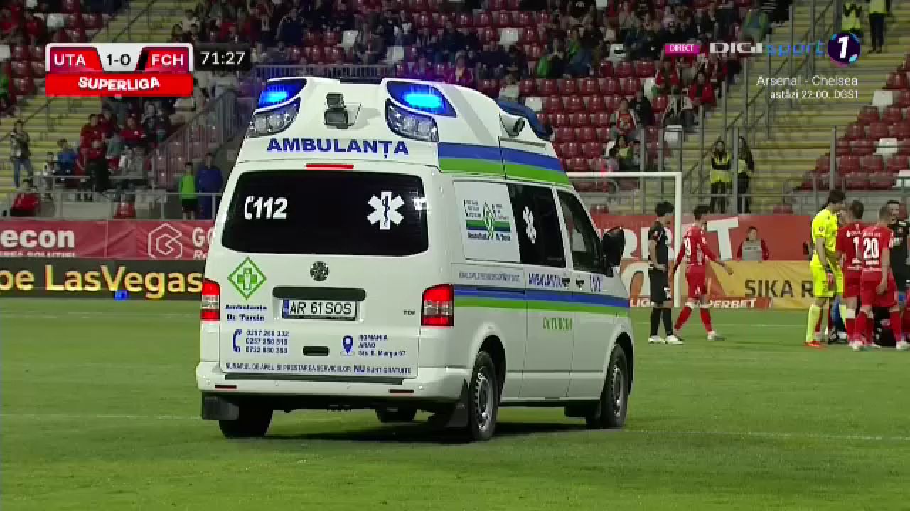 Situație tensionată în UTA - Hermannstadt. Puștiul Rareș Pop s-a prăbușit pe teren și a fost transportat de urgență la spital_18