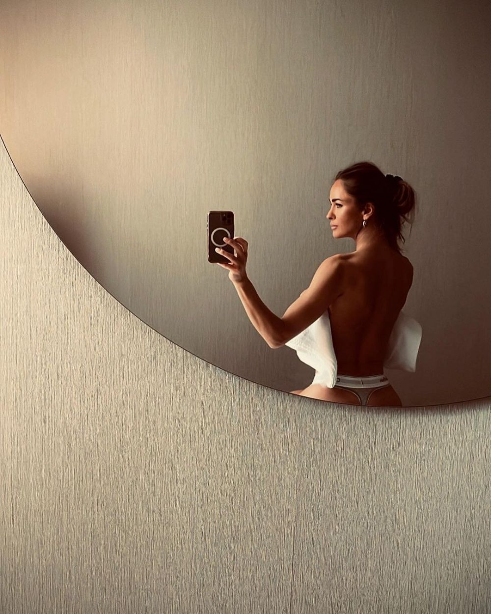 Cum poți să arăți așa de bine? . Diana Munteanu a renunțat aproape de tot la haine: fosta soție a lui Niculescu e wow la 44 de ani