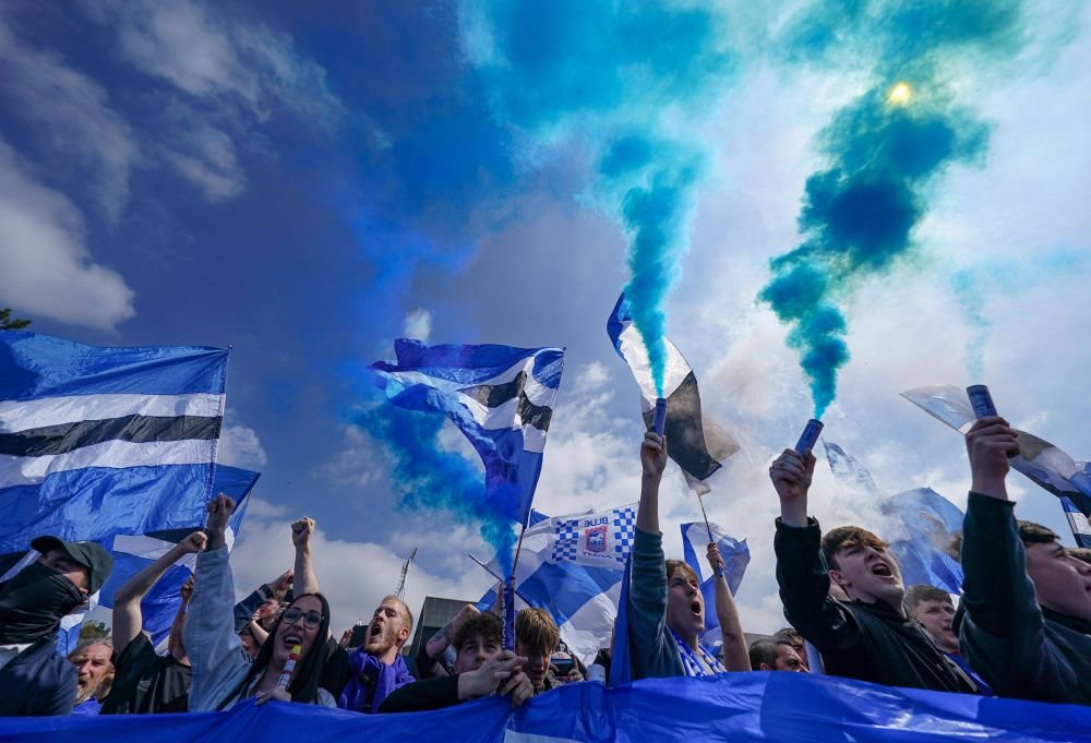Ed Sheeran, în culmea fericirii! Echipa unde e sponsor a promovat: 99 de goluri, 97 de puncte, 13 victorii în ultimele 14 meciuri și multă bere_14