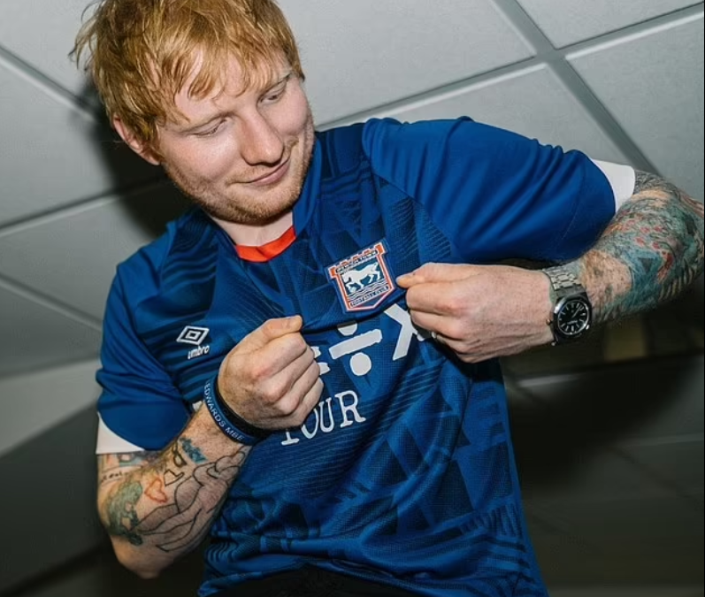 Ed Sheeran, &icirc;n culmea fericirii! Echipa unde e sponsor a promovat: 99 de goluri, 97 de puncte, 13 victorii &icirc;n ultimele 14 meciuri și multă bere