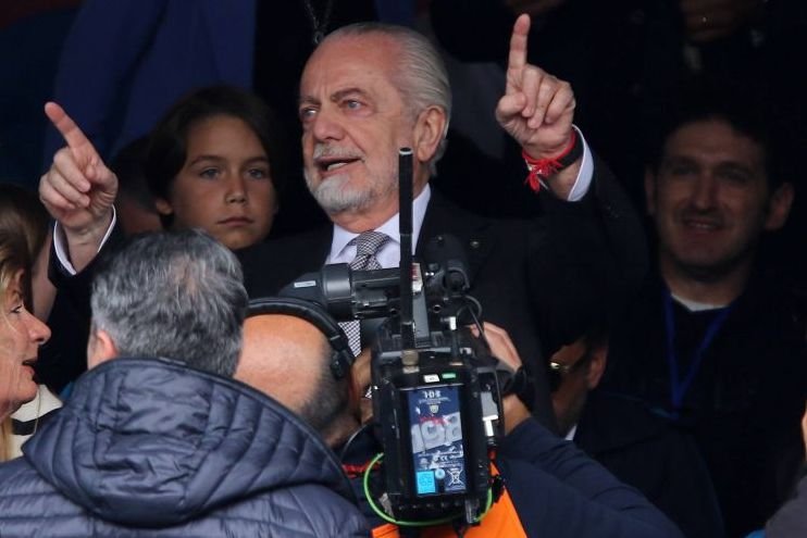 El este &rdquo;nebunul&rdquo; care a luat-o pe Napoli din Serie C și acum a făcut-o campioană a Italiei! &rdquo;Vreau să c&acirc;știg Champions League&rdquo;