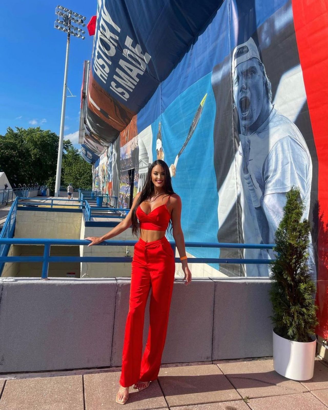 Cea mai sexy influenceriță din tenis și-a pus cea mai mulată rochie roșie și a anunțat care sunt favoriții săi: „Ei încheie anul pe primul loc!” _1