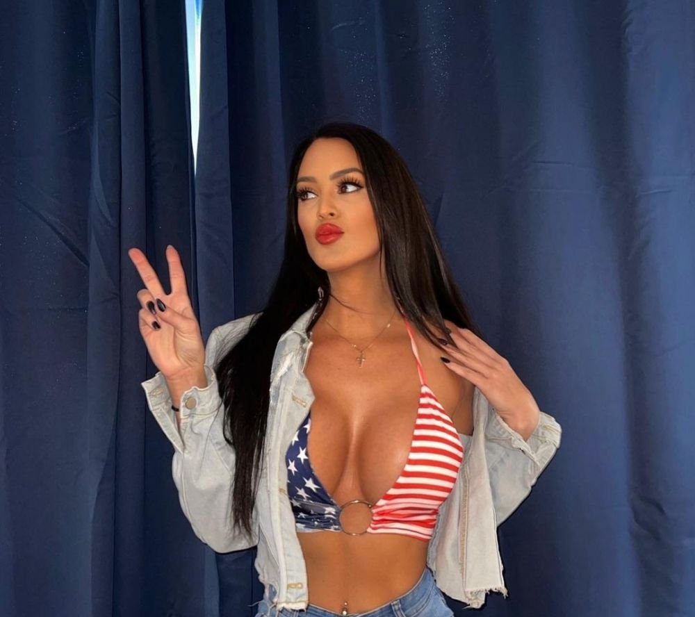 Cea mai sexy influenceriță din tenis și-a pus cea mai mulată rochie roșie și a anunțat care sunt favoriții săi: „Ei încheie anul pe primul loc!” _7