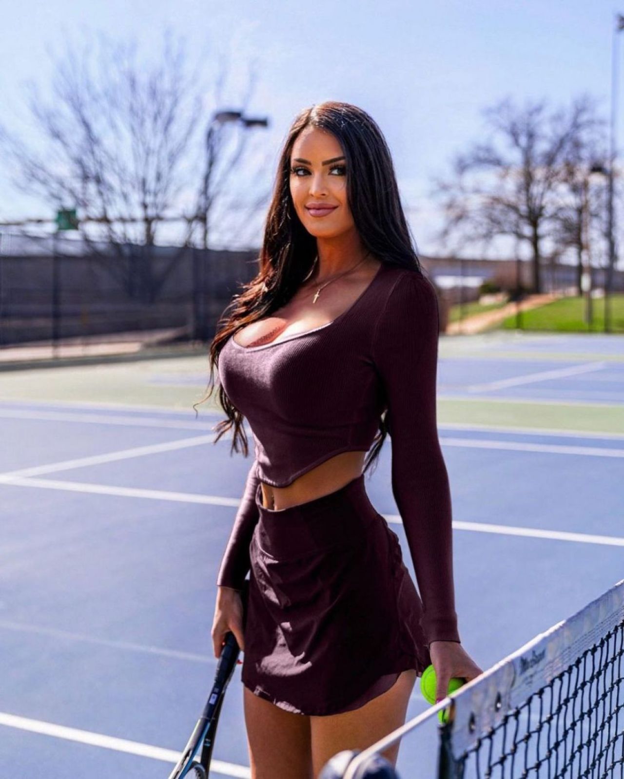 Cea mai sexy influenceriță din tenis și-a pus cea mai mulată rochie roșie și a anunțat care sunt favoriții săi: „Ei încheie anul pe primul loc!” _25