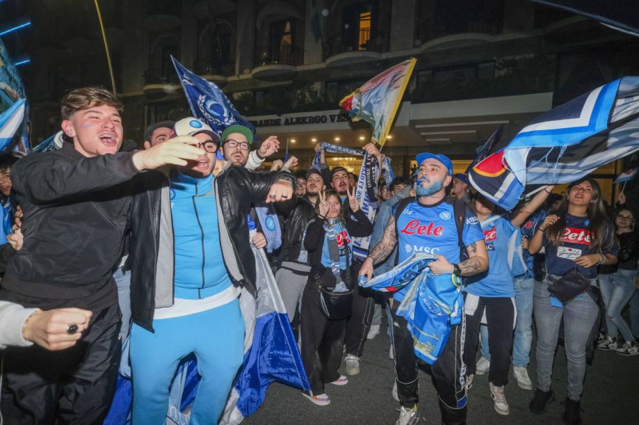 Tânărul împușcat în stradă după ce Napoli a luat titlul era fiul unui șef al mafiei! Ce urmează_7