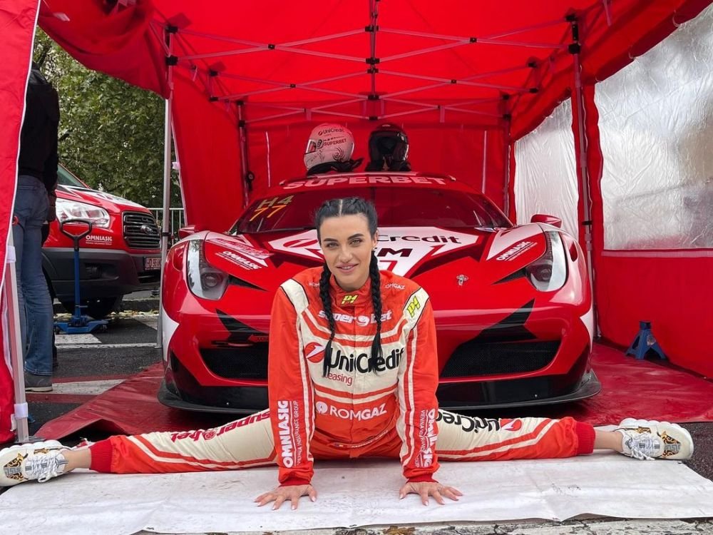 Ana Porgras, imagini de senzație! Fosta campioană mondială a făcut șpagatul între două mașini _2