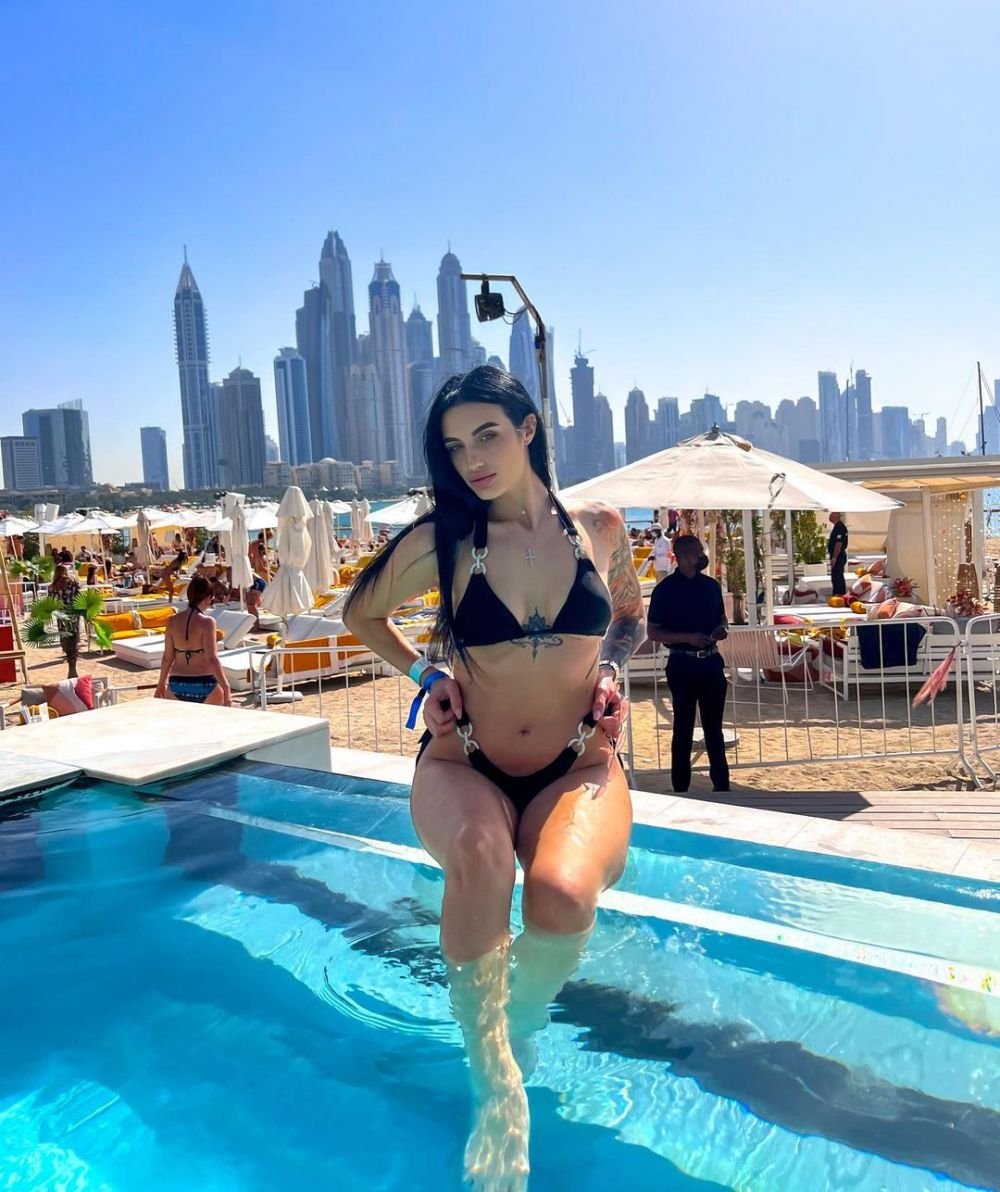 Ana Porgras, imagini de senzație! Fosta campioană mondială a făcut șpagatul între două mașini _7