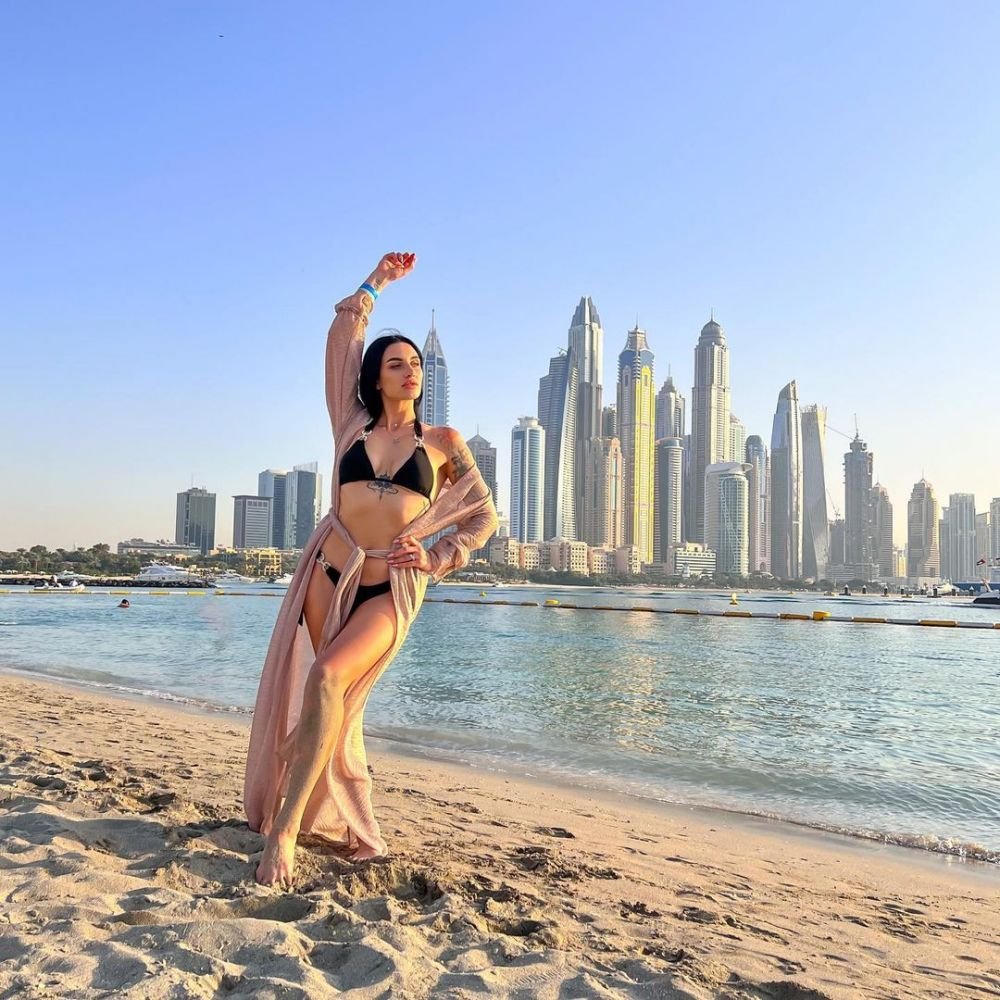 Ana Porgras, imagini de senzație! Fosta campioană mondială a făcut șpagatul între două mașini _8