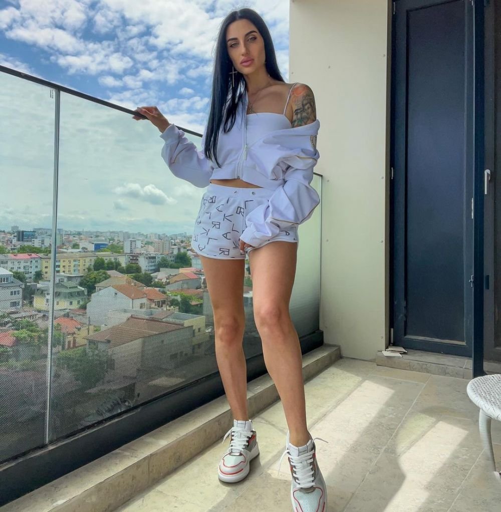 Ana Porgras, imagini de senzație! Fosta campioană mondială a făcut șpagatul între două mașini _14