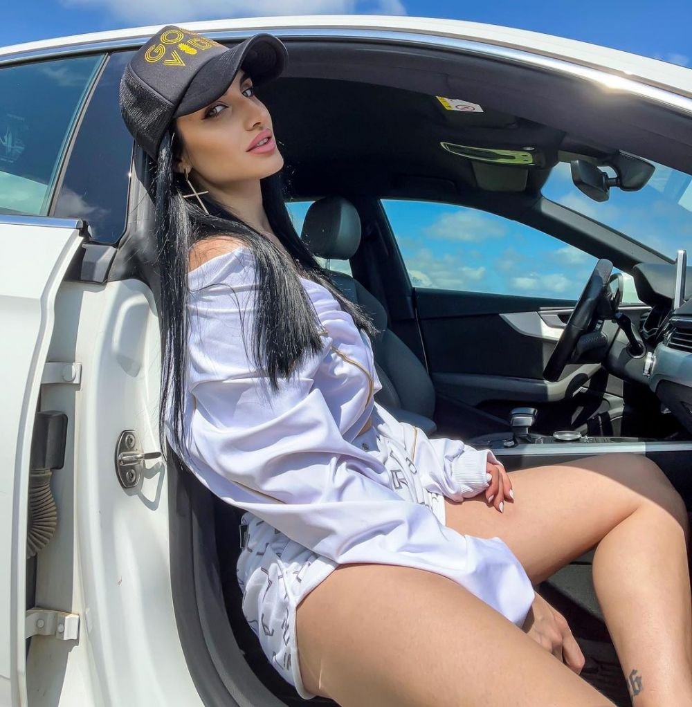 Ana Porgras, imagini de senzație! Fosta campioană mondială a făcut șpagatul între două mașini _15