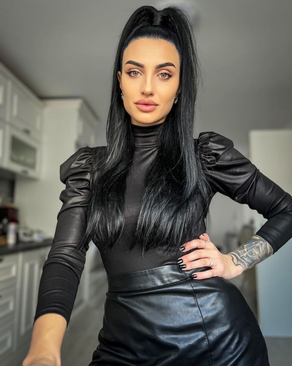 Ana Porgras, imagini de senzație! Fosta campioană mondială a făcut șpagatul între două mașini _22