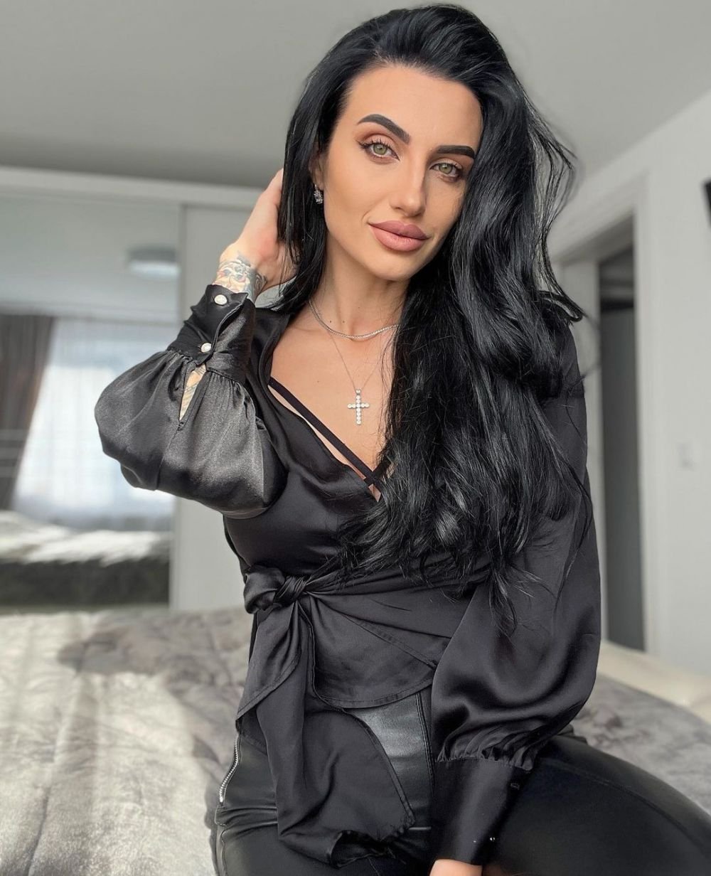 Ana Porgras, imagini de senzație! Fosta campioană mondială a făcut șpagatul între două mașini _24