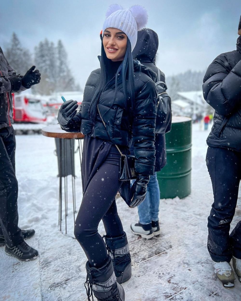 Ana Porgras, imagini de senzație! Fosta campioană mondială a făcut șpagatul între două mașini _28