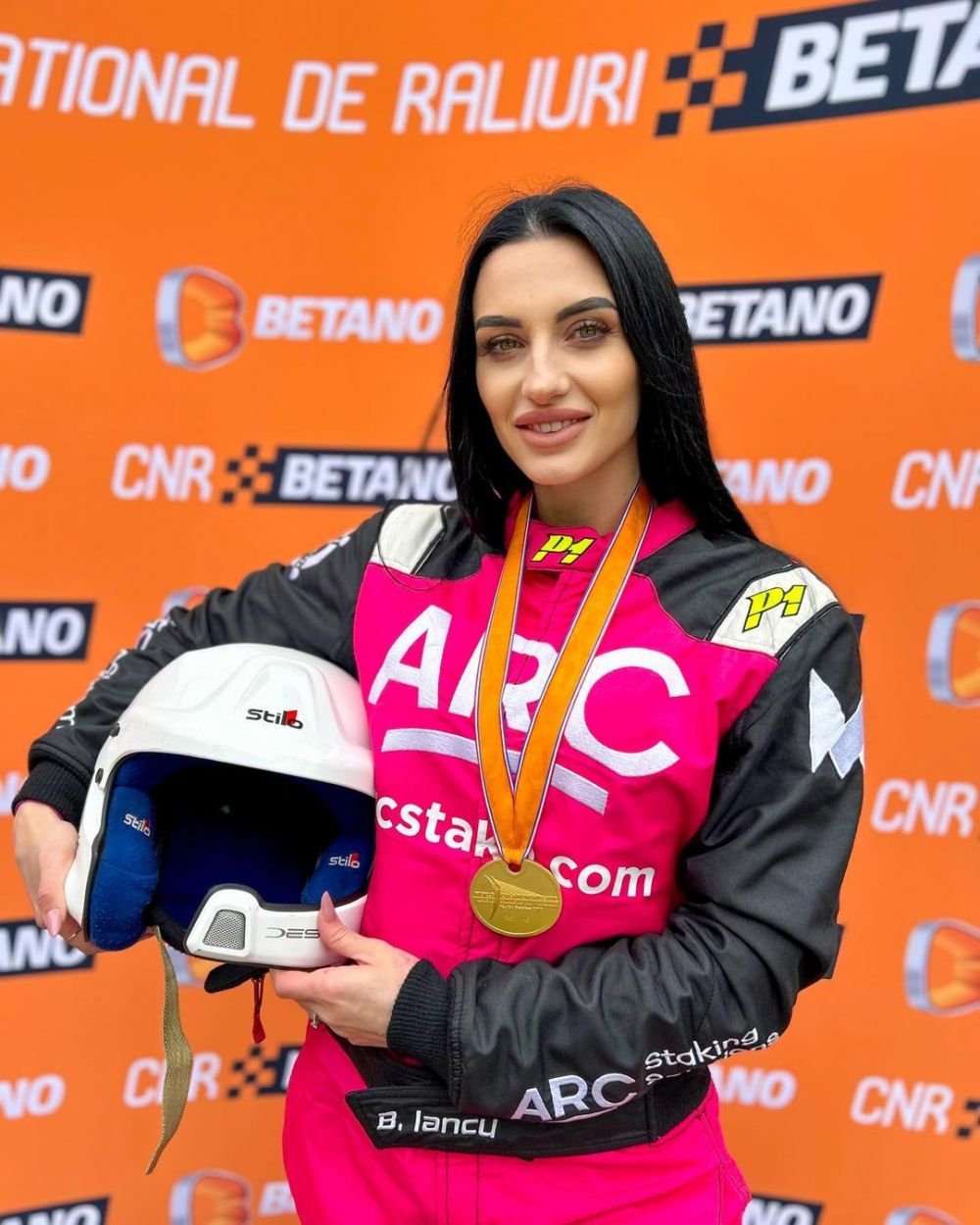 Ana Porgras, imagini de senzație! Fosta campioană mondială a făcut șpagatul între două mașini _37