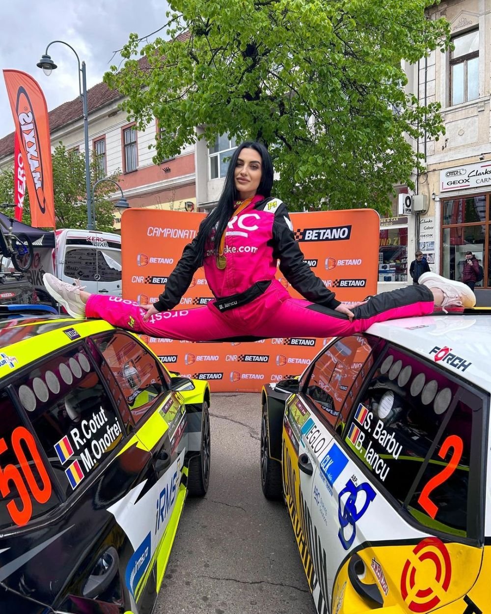 Ana Porgras, imagini de senzație! Fosta campioană mondială a făcut șpagatul între două mașini _38
