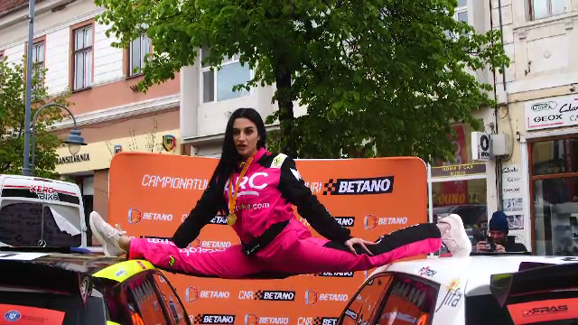 Ana Porgras, imagini de senzație! Fosta campioană mondială a făcut șpagatul între două mașini _42