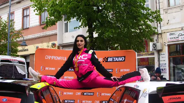 Ana Porgras, imagini de senzație! Fosta campioană mondială a făcut șpagatul între două mașini _43