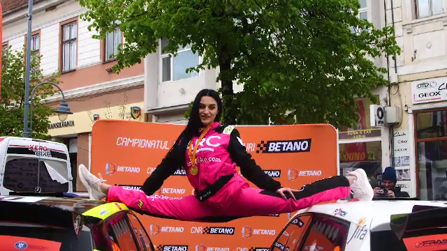 Ana Porgras, imagini de senzație! Fosta campioană mondială a făcut șpagatul între două mașini _44