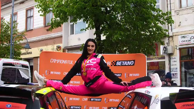 Ana Porgras, imagini de senzație! Fosta campioană mondială a făcut șpagatul între două mașini _45
