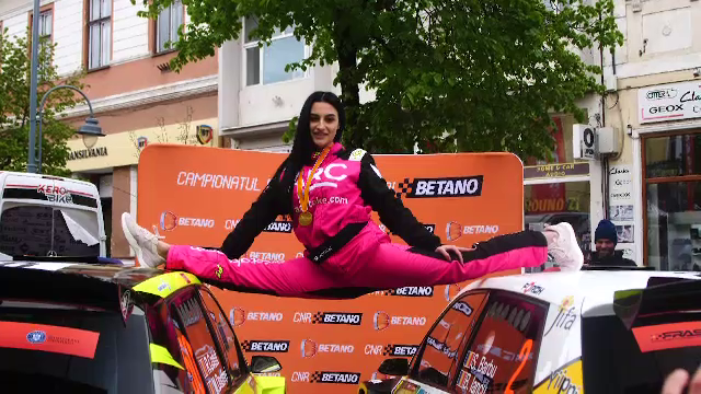 Ana Porgras, imagini de senzație! Fosta campioană mondială a făcut șpagatul între două mașini _46