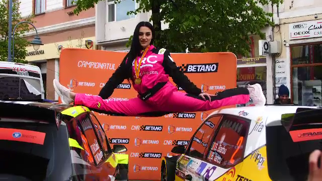 Ana Porgras, imagini de senzație! Fosta campioană mondială a făcut șpagatul între două mașini _47