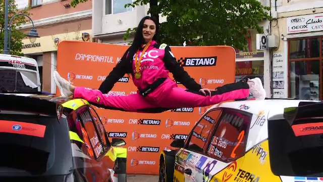 Ana Porgras, imagini de senzație! Fosta campioană mondială a făcut șpagatul între două mașini _48