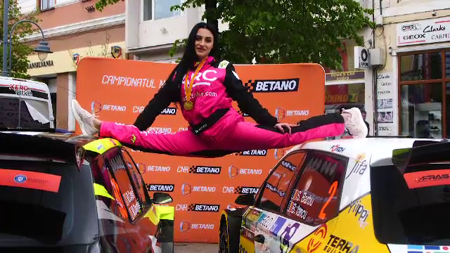 Ana Porgras, imagini de senzație! Fosta campioană mondială a făcut șpagatul între două mașini _49