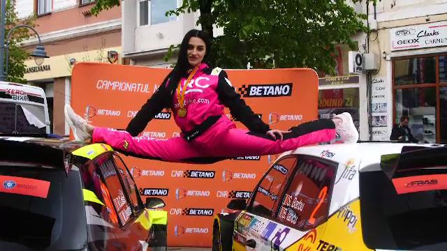 Ana Porgras, imagini de senzație! Fosta campioană mondială a făcut șpagatul între două mașini _50