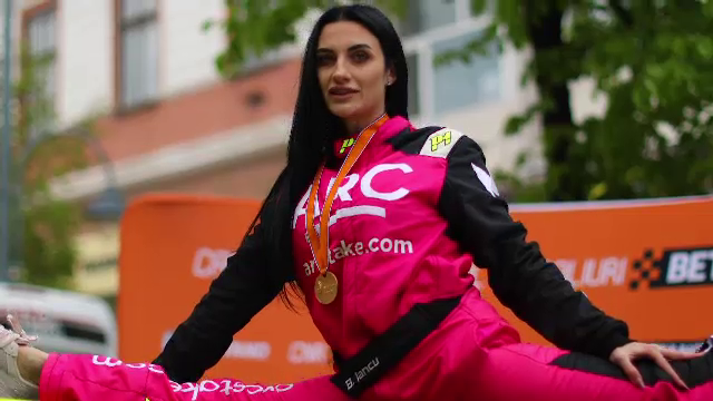 Ana Porgras, imagini de senzație! Fosta campioană mondială a făcut șpagatul între două mașini _51