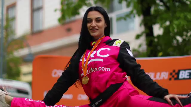 Ana Porgras, imagini de senzație! Fosta campioană mondială a făcut șpagatul între două mașini _52