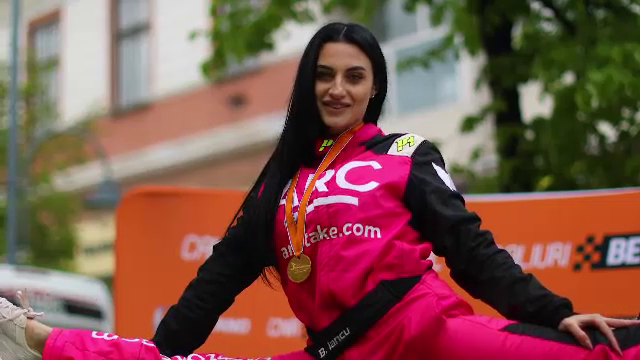 Ana Porgras, imagini de senzație! Fosta campioană mondială a făcut șpagatul între două mașini _53