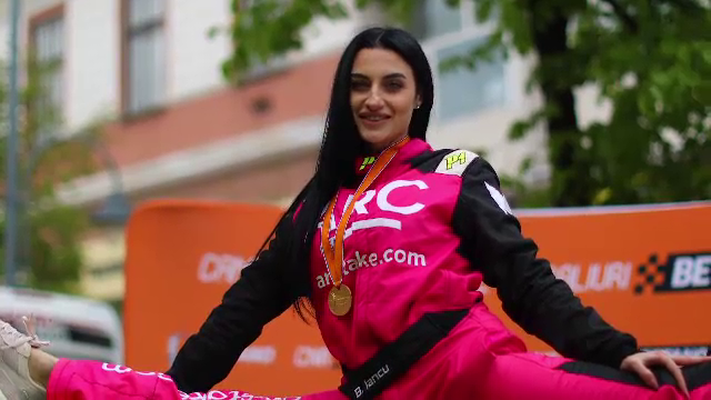 Ana Porgras, imagini de senzație! Fosta campioană mondială a făcut șpagatul între două mașini _54