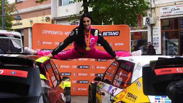 Ana Porgras, imagini de senzație! Fosta campioană mondială a făcut șpagatul între două mașini _58