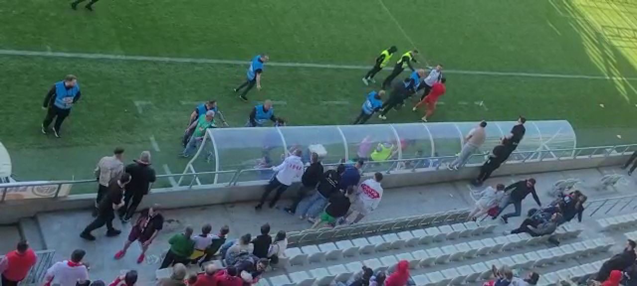S-au încins spiritele în Dinamo - Unirea Dej. Fanii au luat la țintă banca oaspeților. Stewarzii au intervenit_8